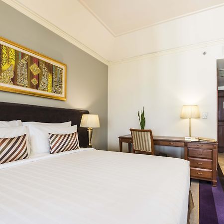 Chatrium Hotel Royal Lake Yangon Bagian luar foto