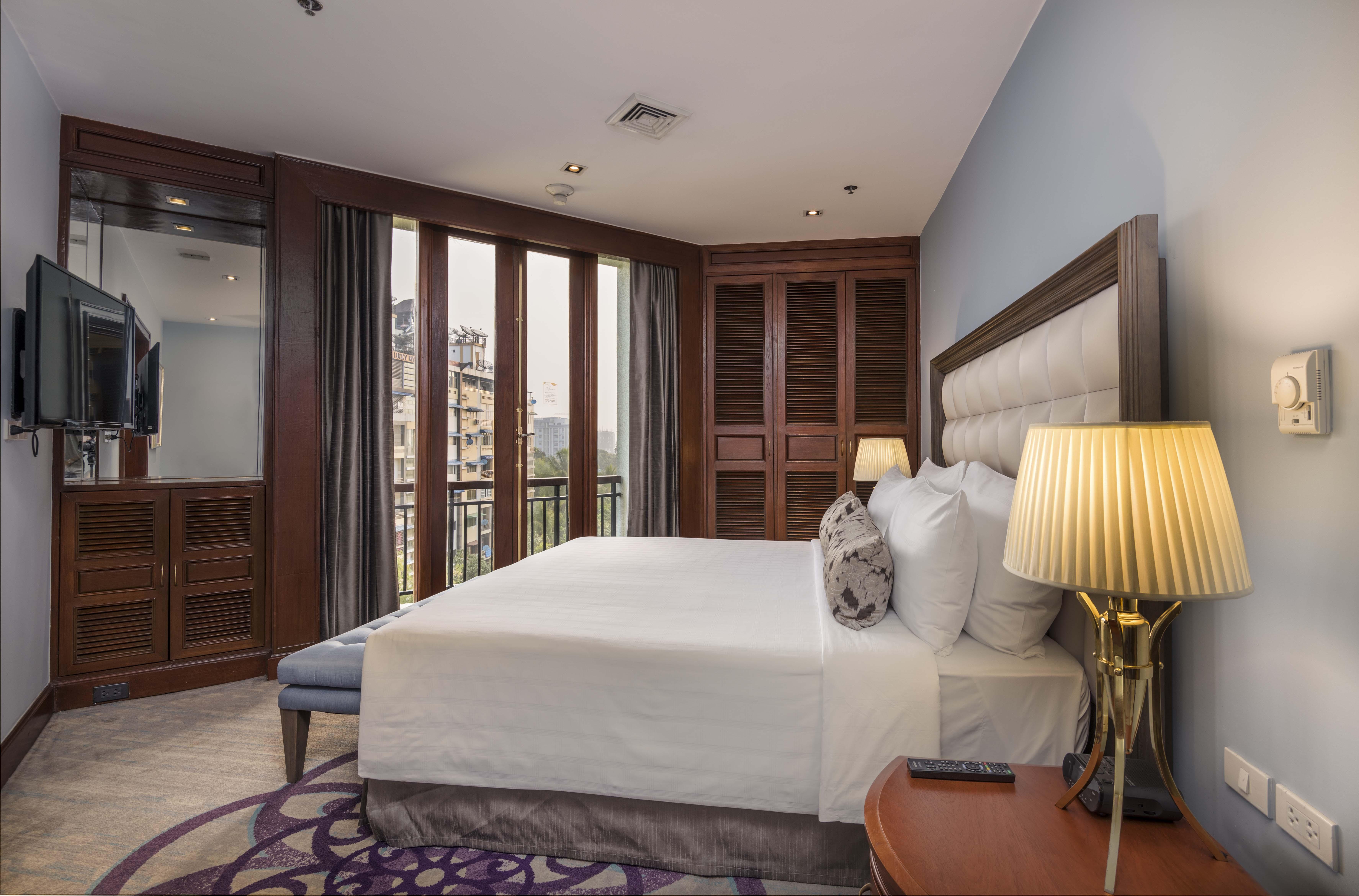 Chatrium Hotel Royal Lake Yangon Bagian luar foto