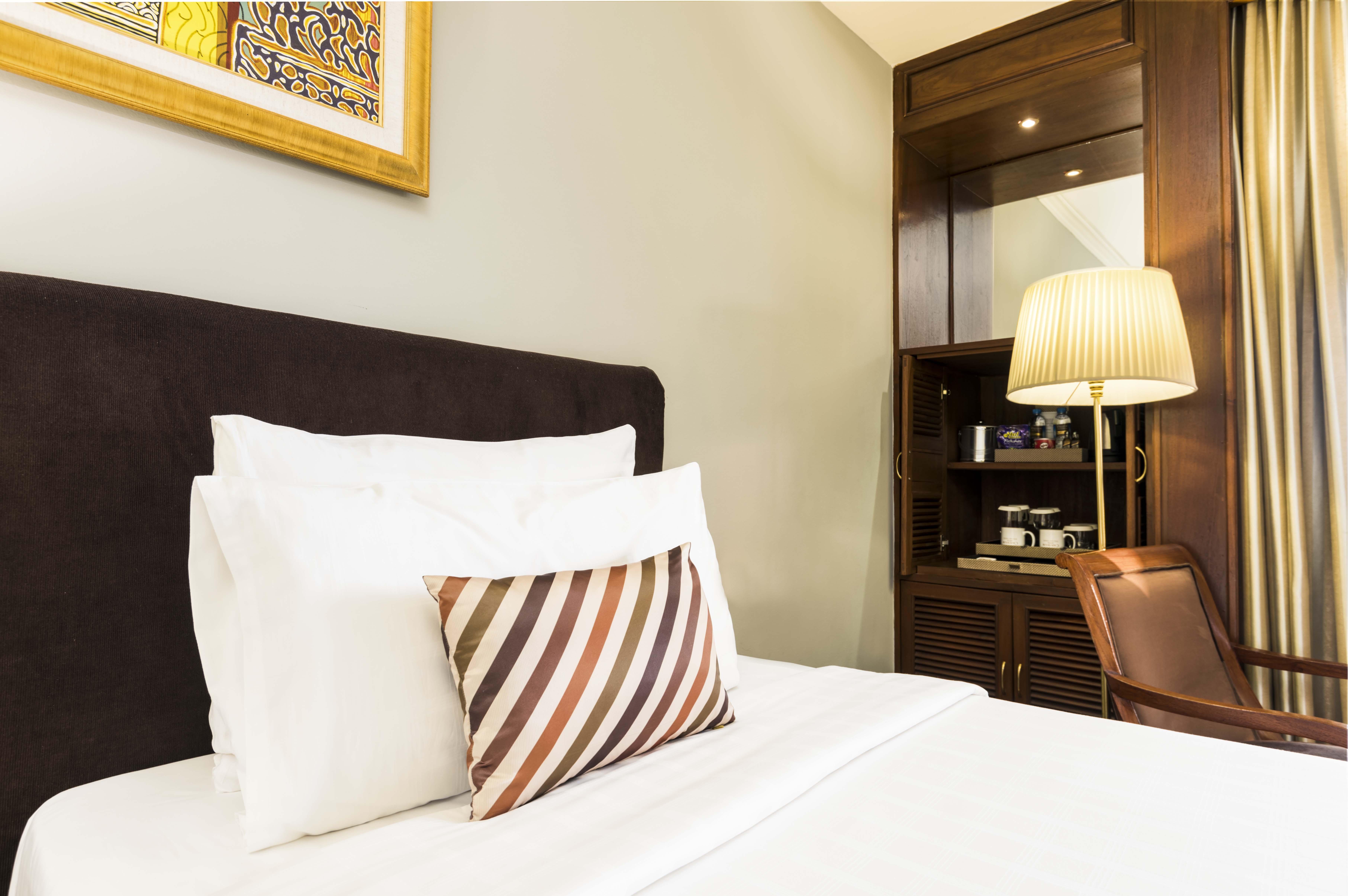 Chatrium Hotel Royal Lake Yangon Bagian luar foto