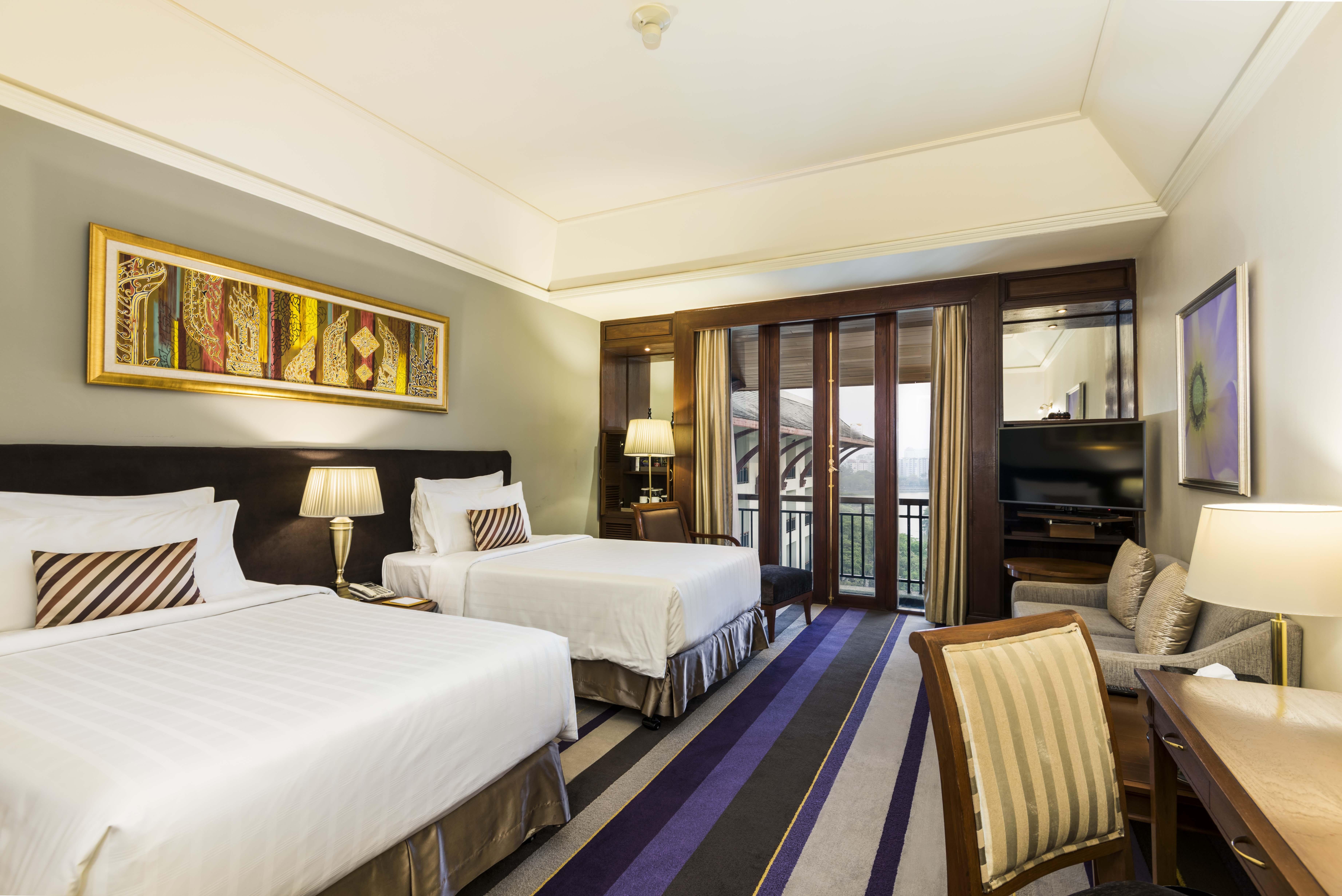 Chatrium Hotel Royal Lake Yangon Bagian luar foto
