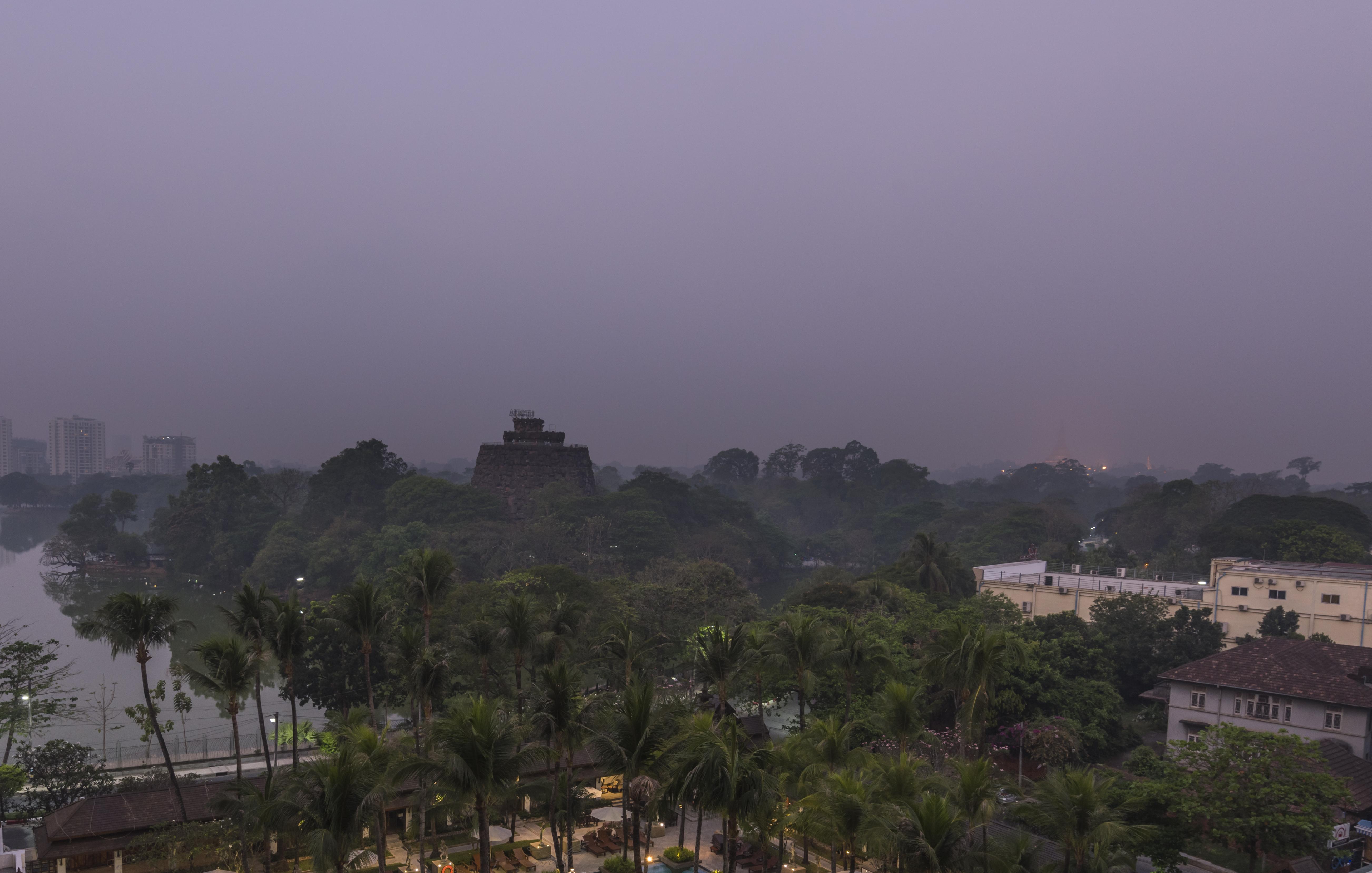 Chatrium Hotel Royal Lake Yangon Bagian luar foto