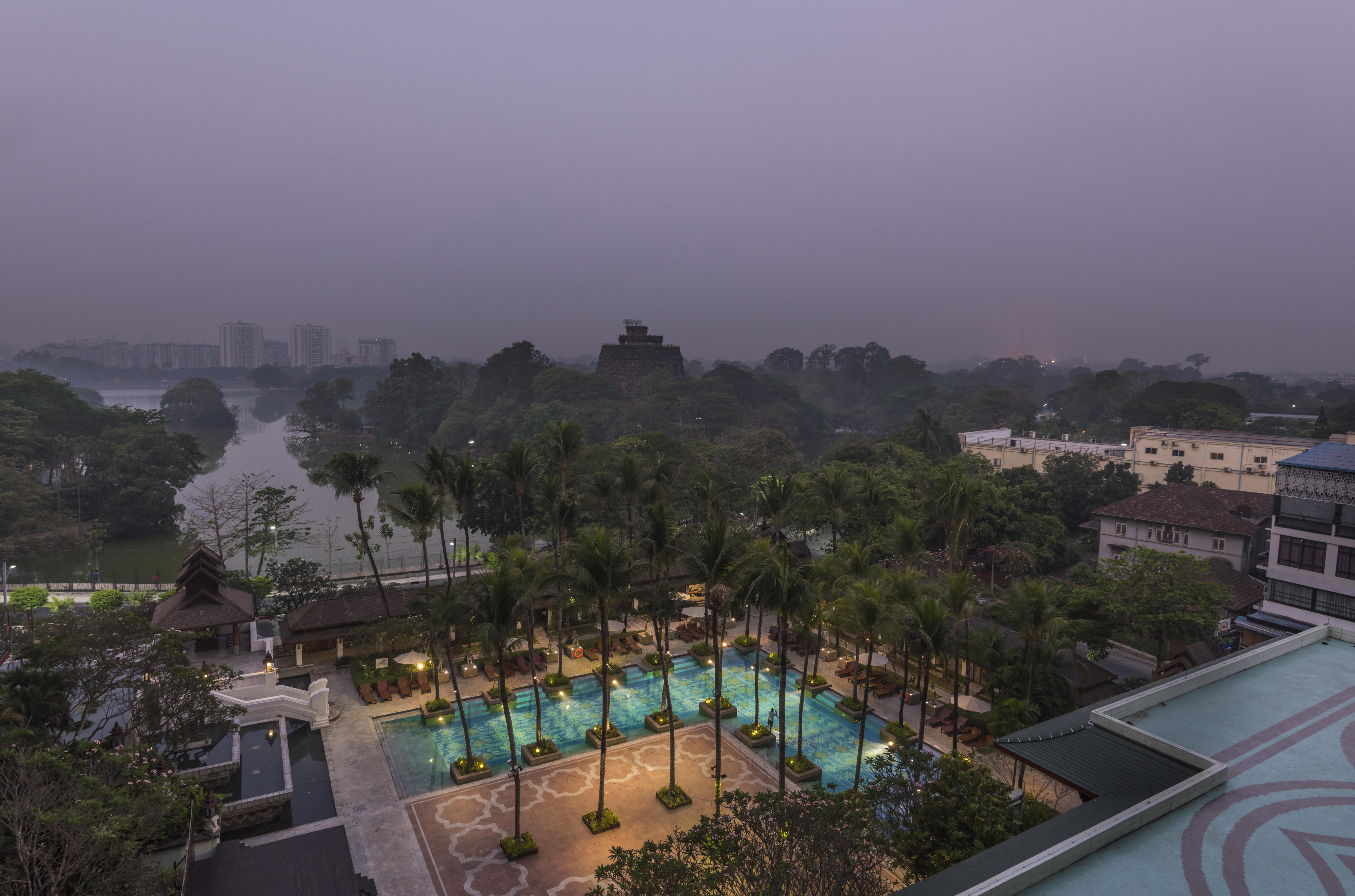 Chatrium Hotel Royal Lake Yangon Bagian luar foto
