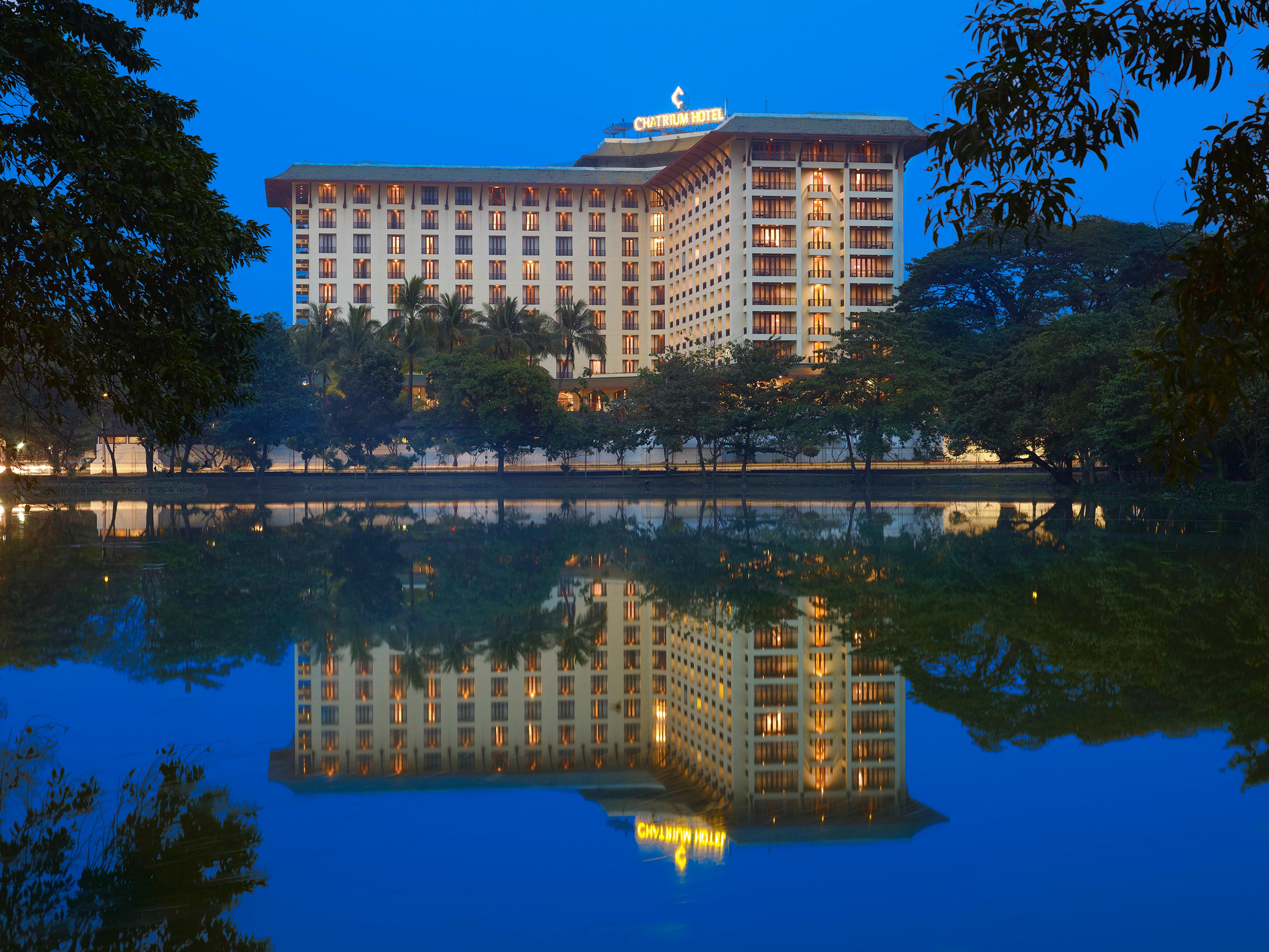 Chatrium Hotel Royal Lake Yangon Bagian luar foto