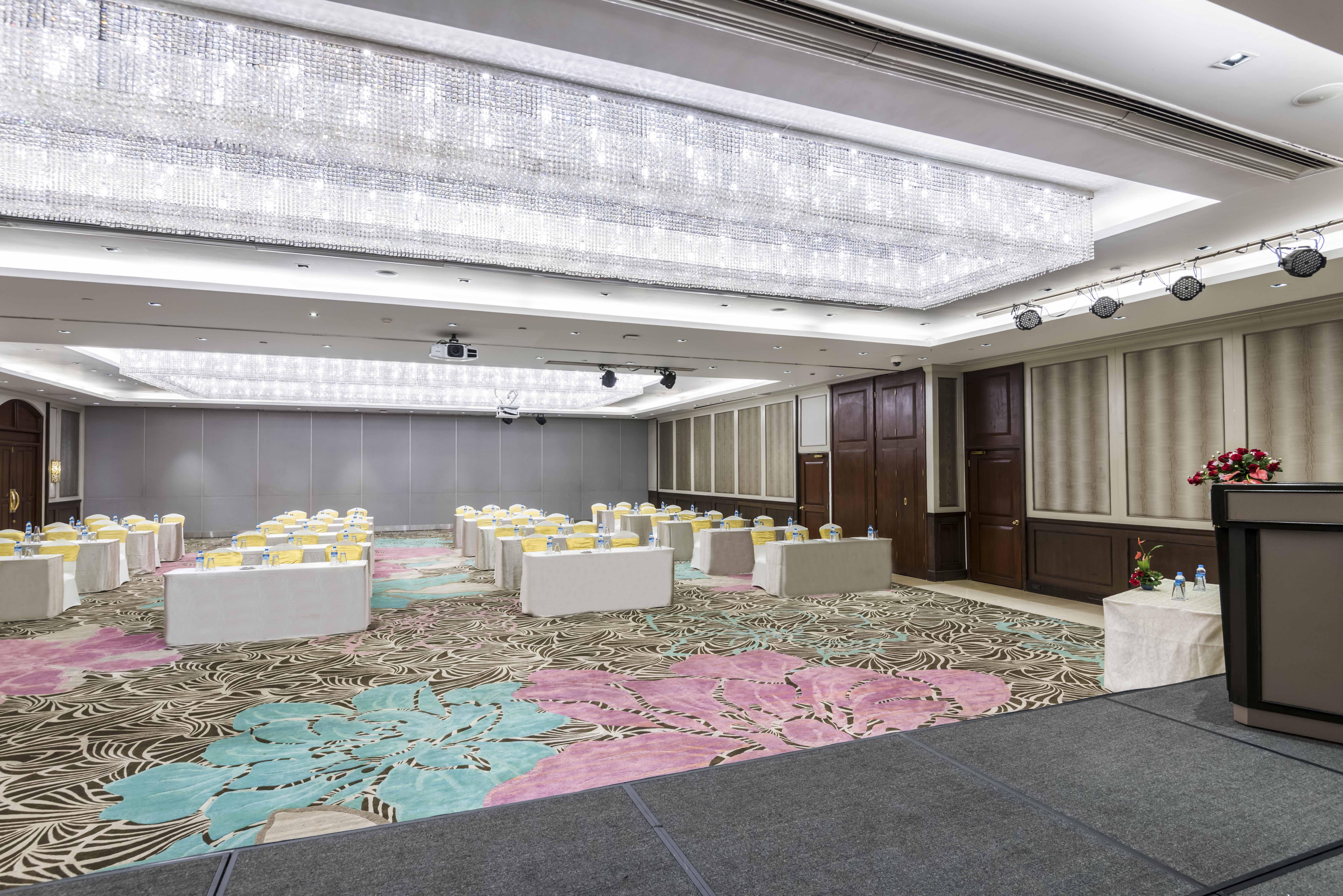 Chatrium Hotel Royal Lake Yangon Bagian luar foto