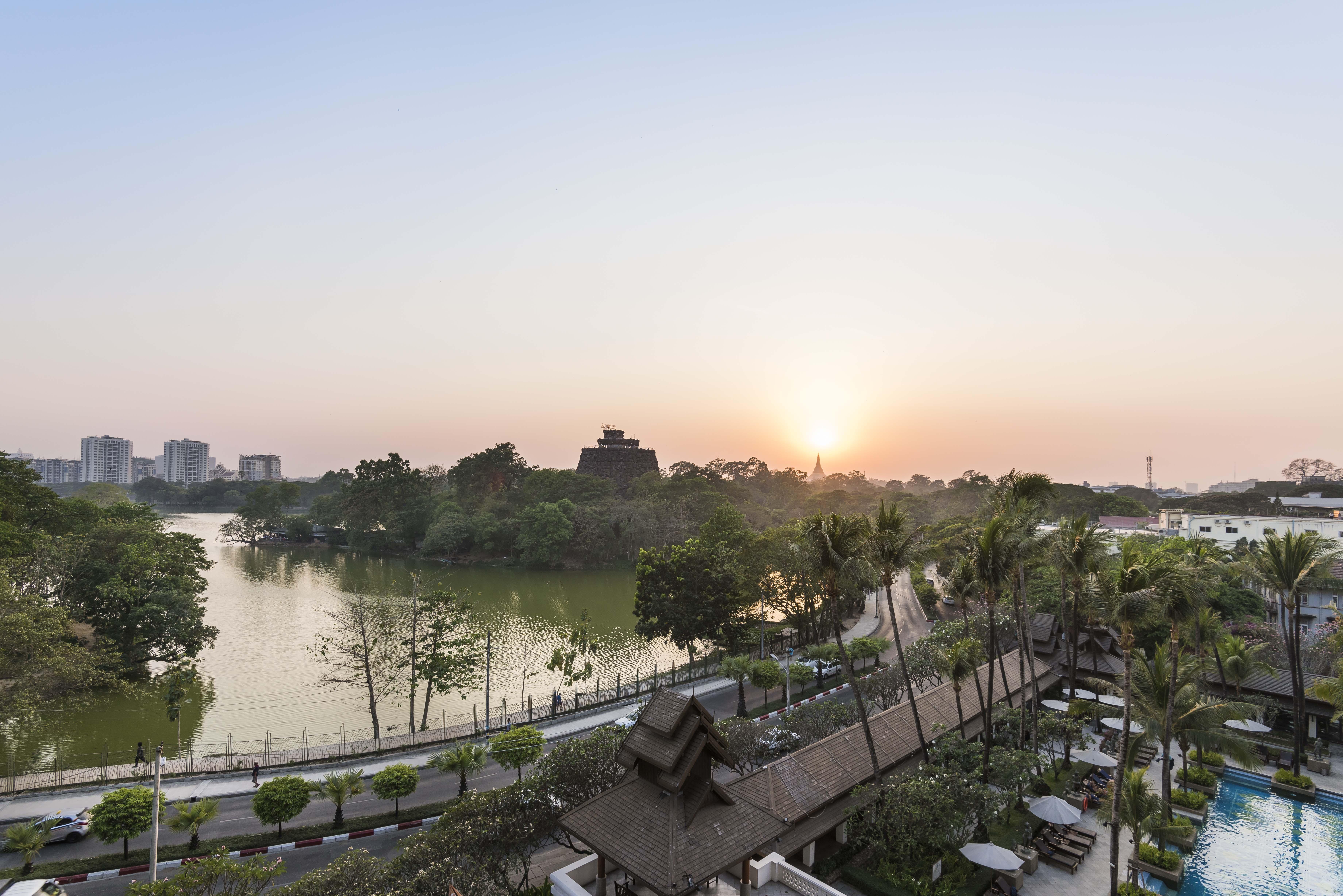 Chatrium Hotel Royal Lake Yangon Bagian luar foto