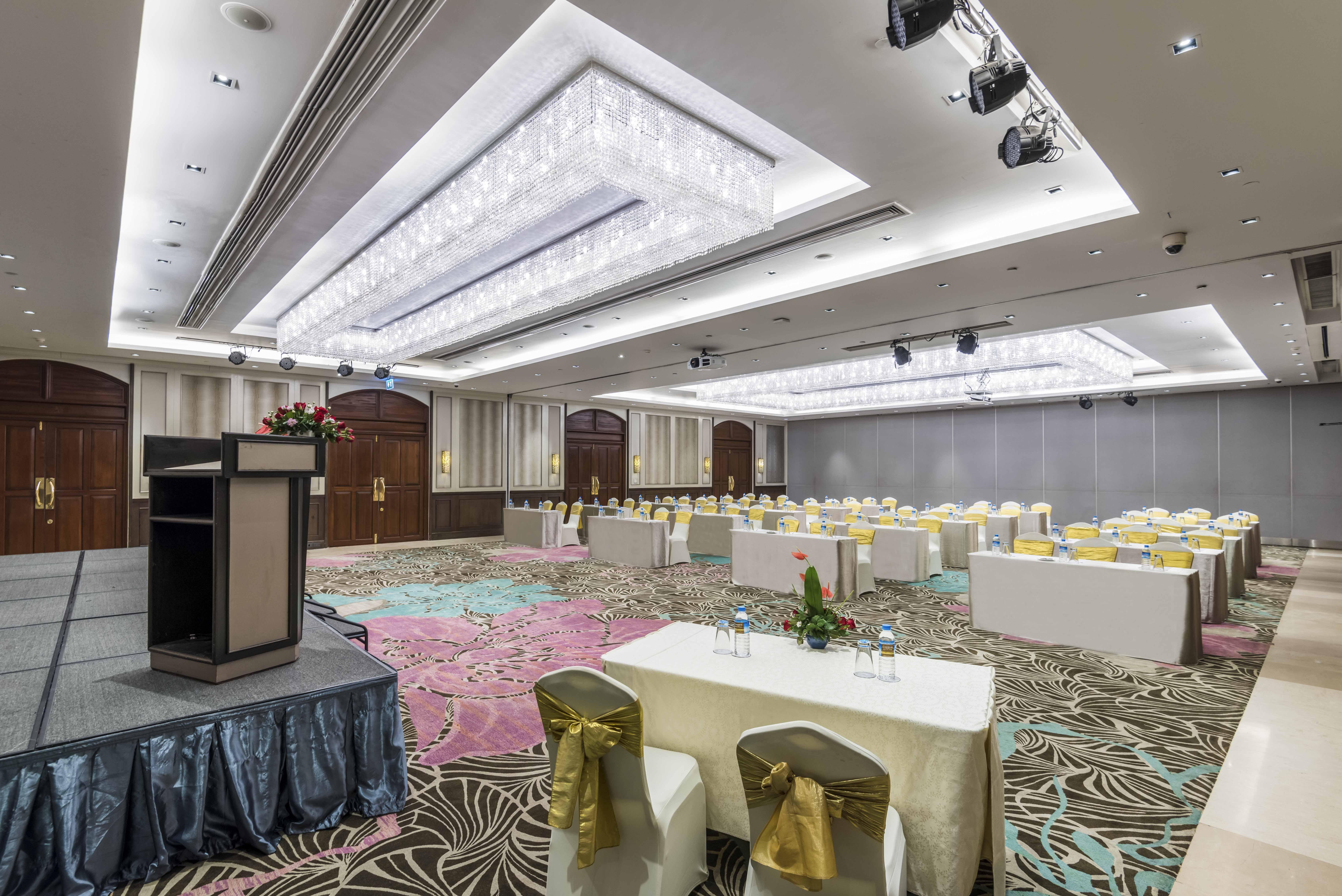 Chatrium Hotel Royal Lake Yangon Bagian luar foto