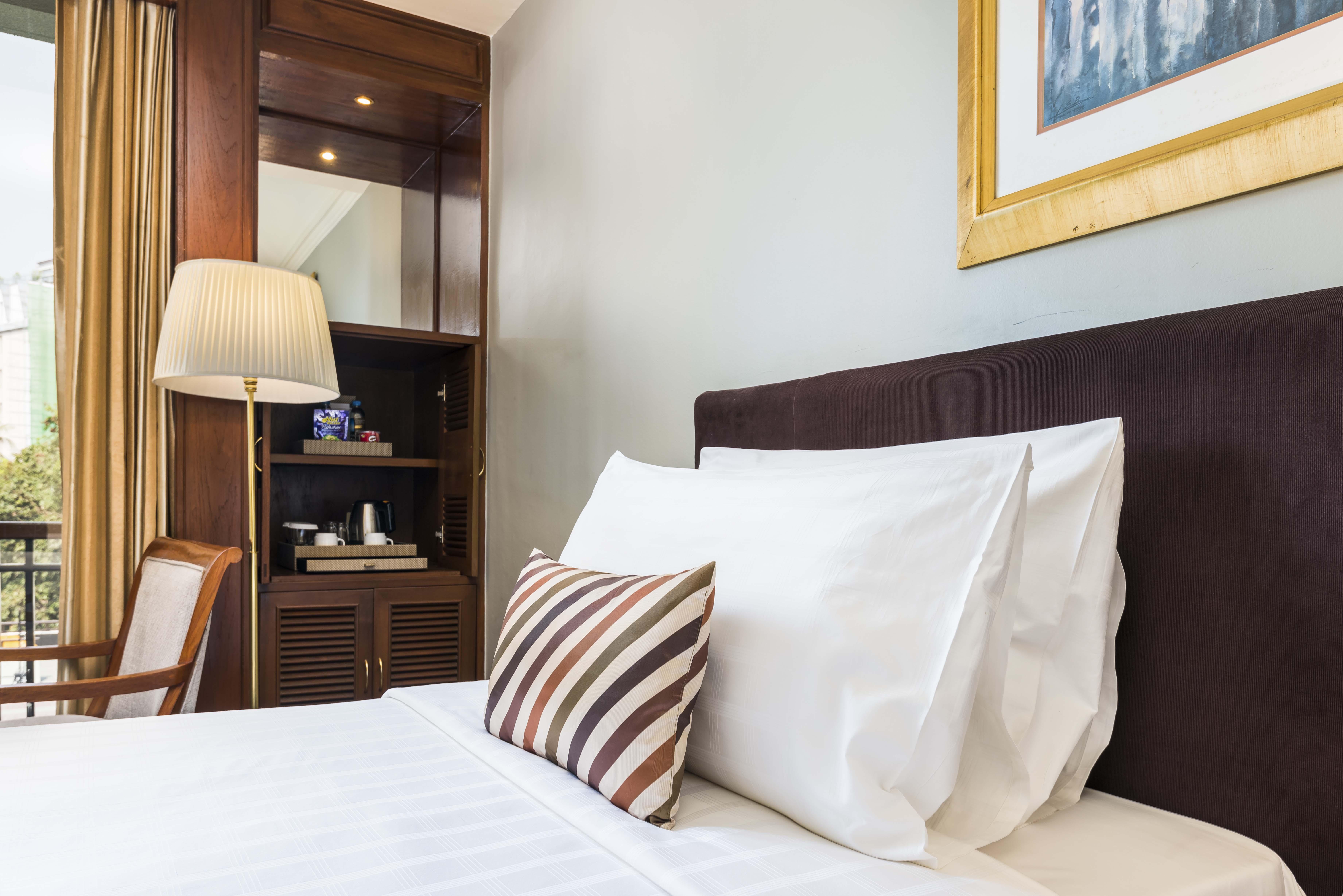 Chatrium Hotel Royal Lake Yangon Bagian luar foto