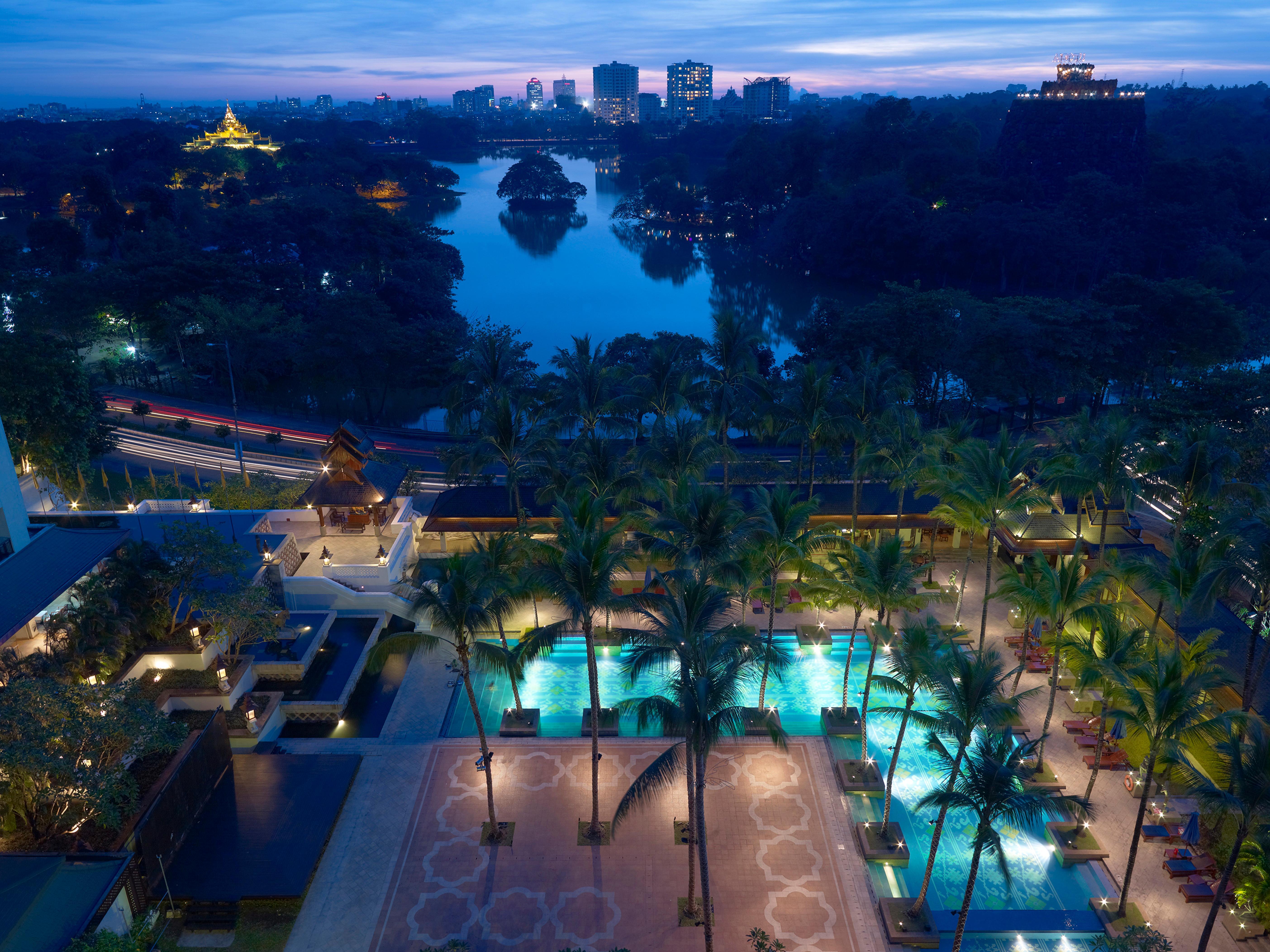 Chatrium Hotel Royal Lake Yangon Bagian luar foto