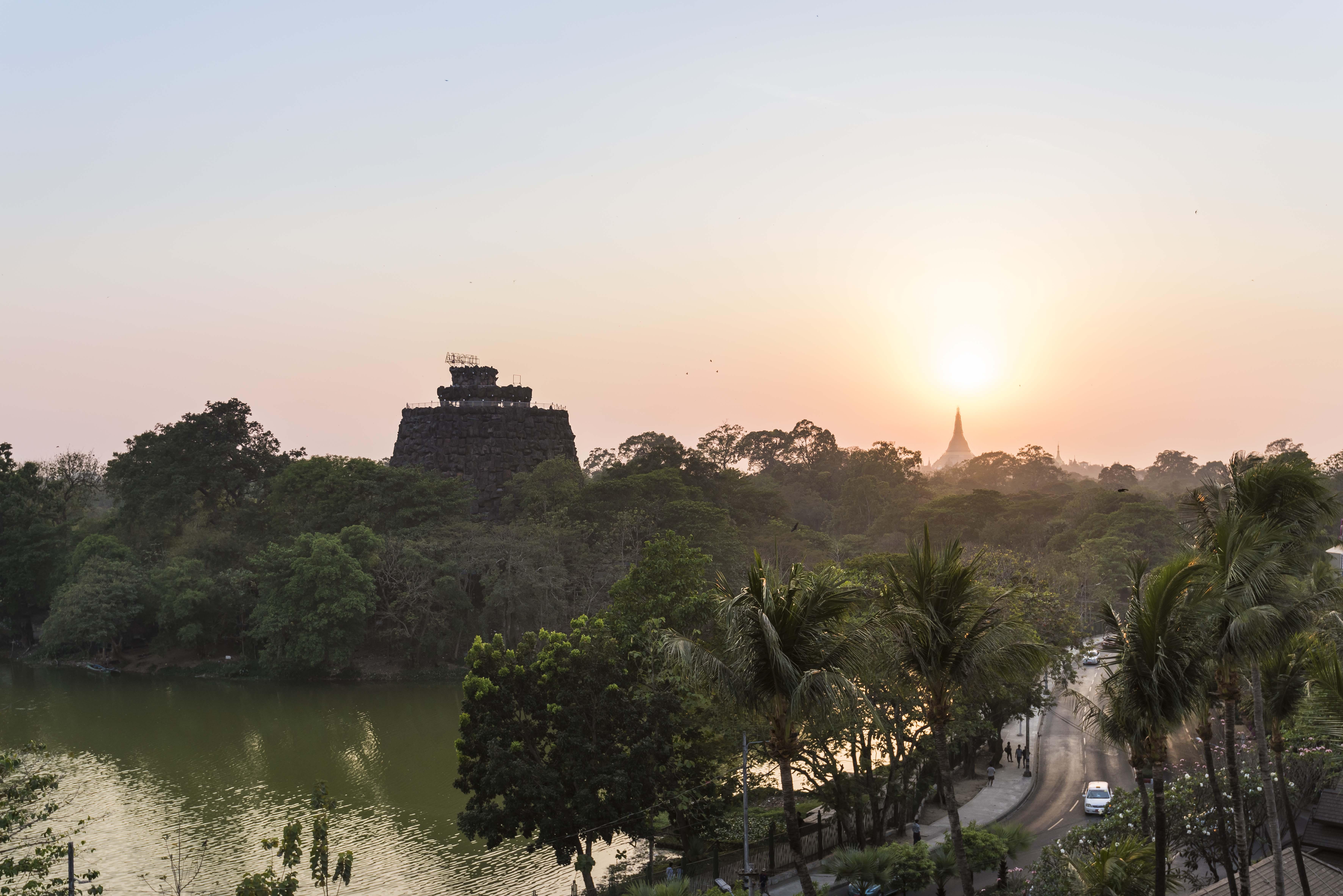 Chatrium Hotel Royal Lake Yangon Bagian luar foto