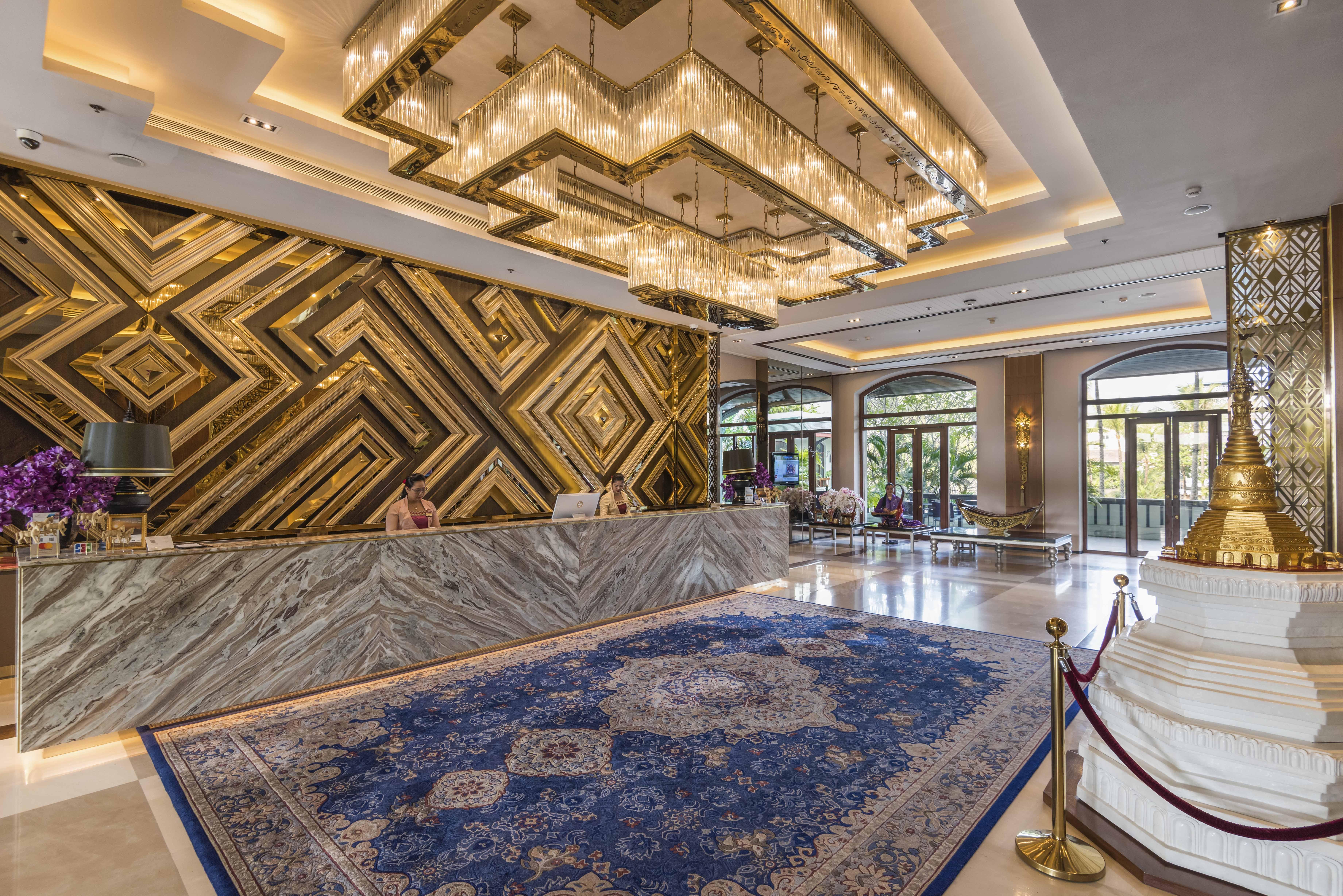 Chatrium Hotel Royal Lake Yangon Bagian luar foto