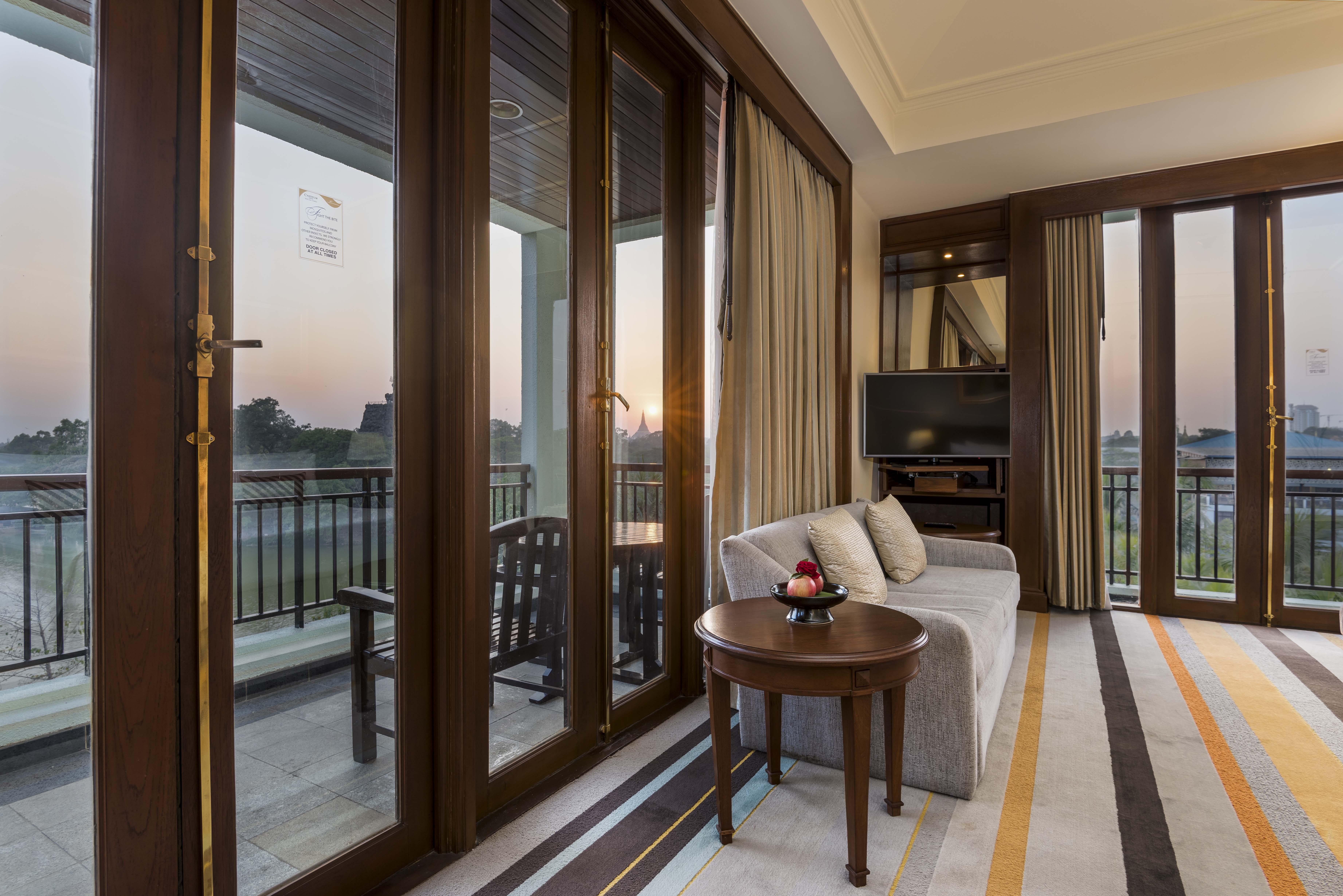Chatrium Hotel Royal Lake Yangon Bagian luar foto